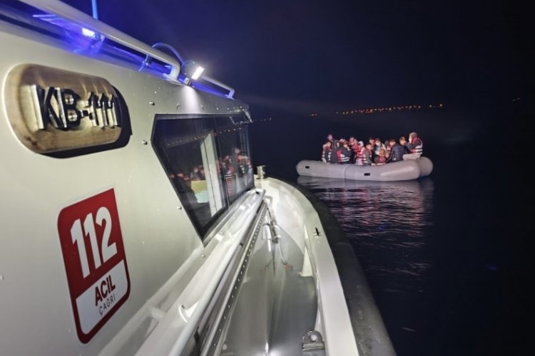 &Ccedil;anakkale'de lastik botları arızalanan 23 ka&ccedil;ak g&ouml;&ccedil;men kurtarıldı