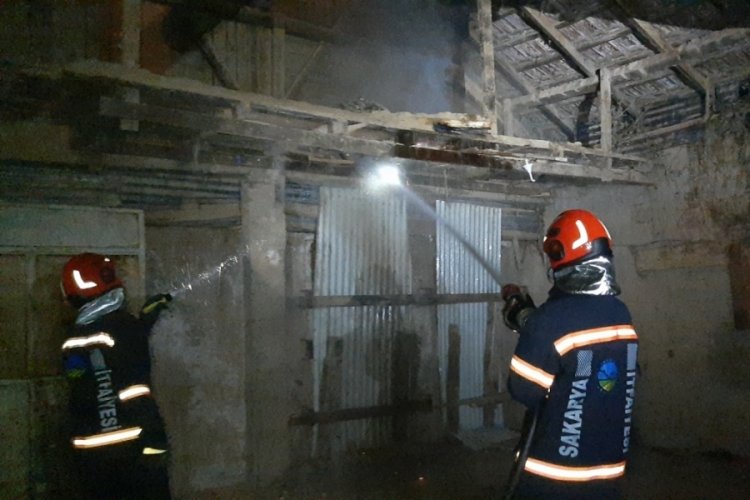 Sakarya'da at&ouml;lyede &ccedil;ıkan yangın s&ouml;nd&uuml;r&uuml;ld&uuml;