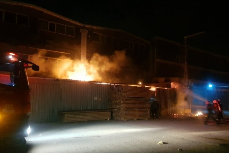 Bursa'da mobilya imalathanesinde yangın &ccedil;ıktı!