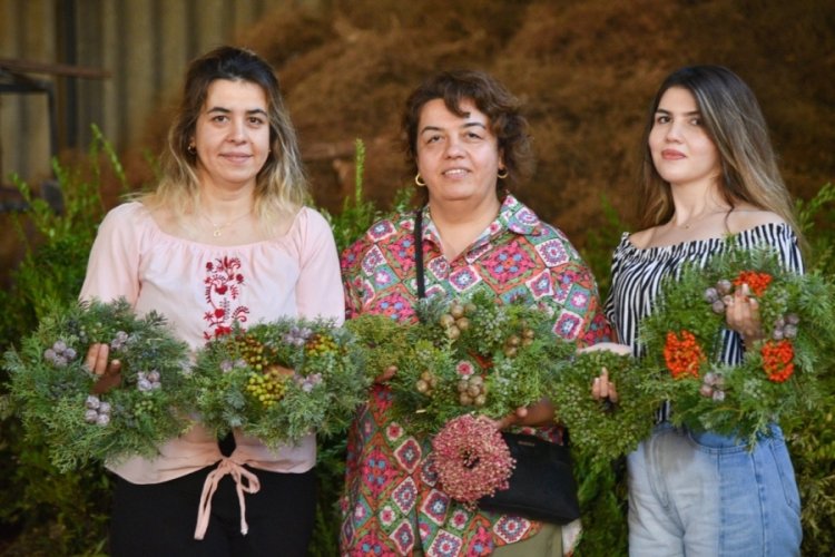 Antalya'da 20 &uuml;lkeye ihra&ccedil; edilen 'Noel &ccedil;elengi' mesaisi başladı