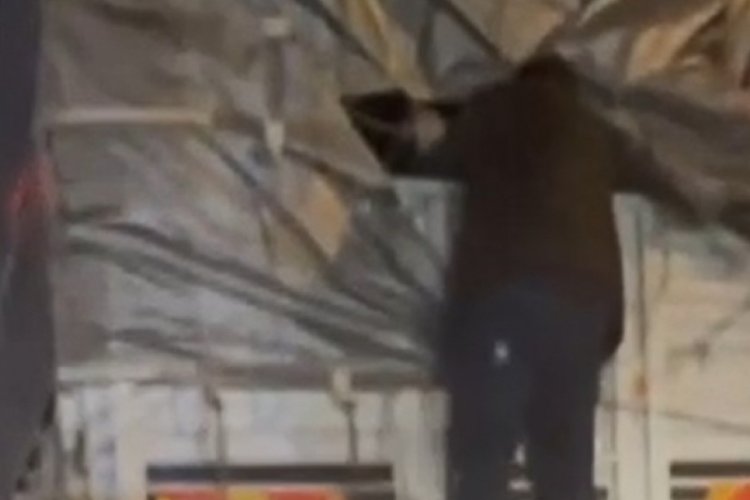 İstanbul'da ka&ccedil;ak g&ouml;&ccedil;menlerin polisten ka&ccedil;maya &ccedil;alıştığı anlar kamerada