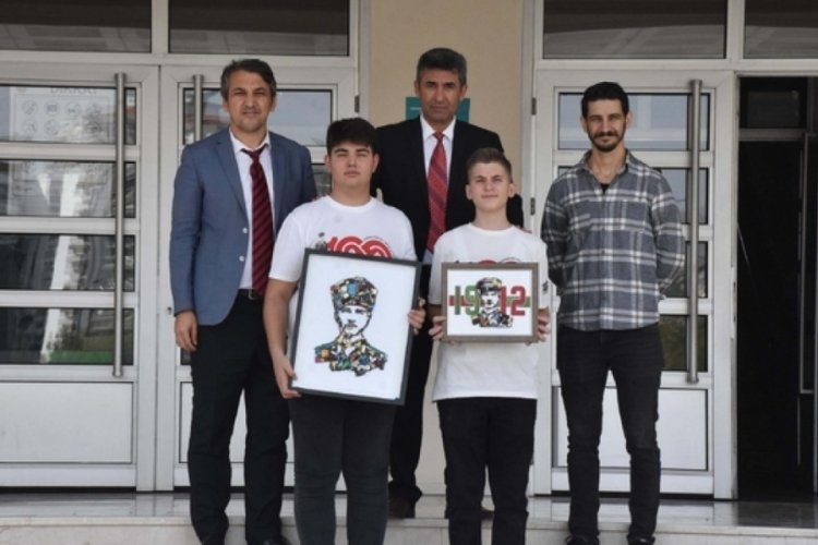 Eski elektrik ve elektronik malzemeler Atat&uuml;rk portresi oldu