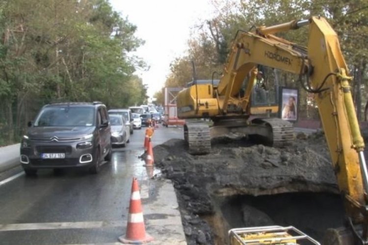 İstanbul'da su borusu patladı, trafik kilitlendi