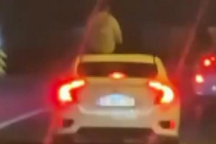 İstanbul'da otomobilin &uuml;st&uuml;nde akıl almaz yolculuk
