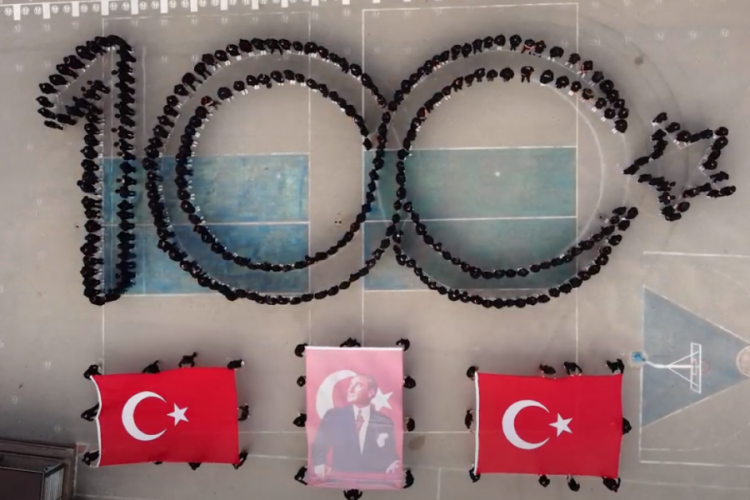Bursa'da liseli &ouml;ğrencilerden "100. yıl" koreografisi