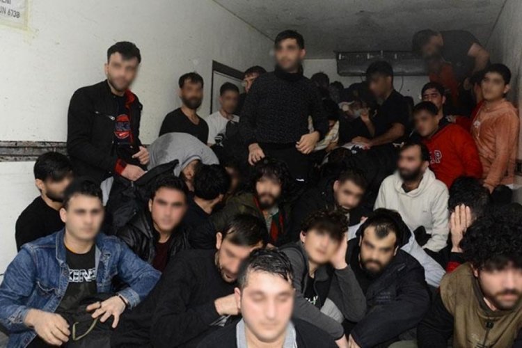 Kırklareli'de kamyonun kasası ile şişme botta 100 g&ouml;&ccedil;men yakalandı