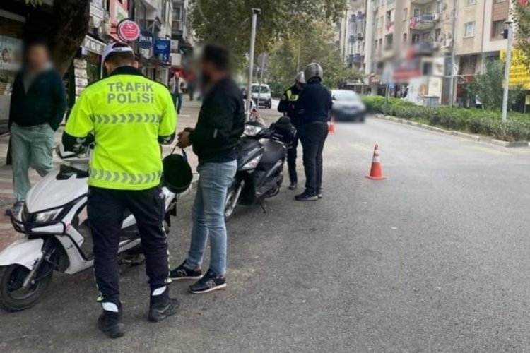 Manisa'da kasksız motosiklet s&uuml;r&uuml;c&uuml;lerine ceza yağdı
