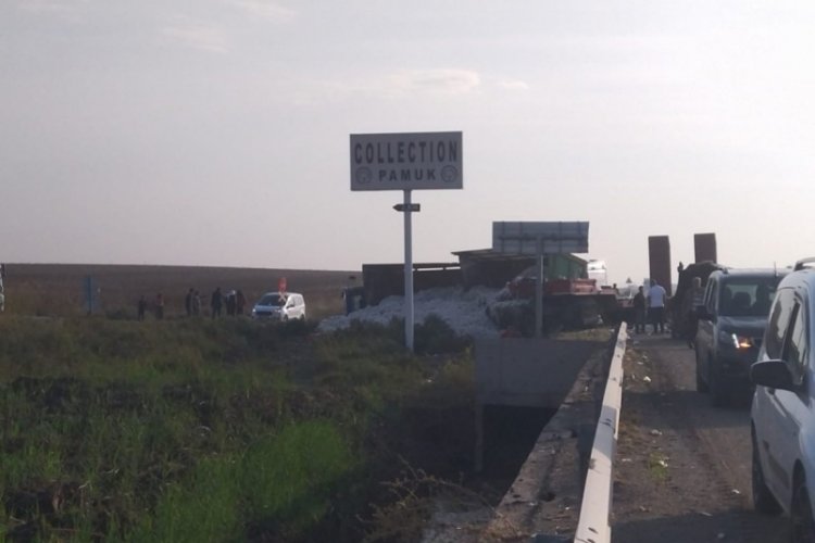 Diyarbakır'da trakt&ouml;rle &ccedil;arpışan TIR'ın kupası koptu: 1 yaralı