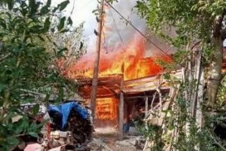 Antalya'da  ahşap ev yanarak k&uuml;l oldu