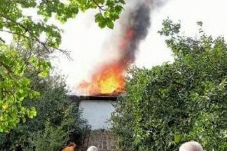 Antalya'da ev sahibi &ccedil;ift yangına m&uuml;dahale ederken hafif yaralandı