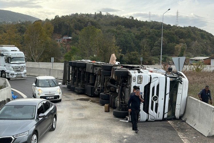 D&uuml;zce'de MDF y&uuml;kl&uuml; tır devrildi