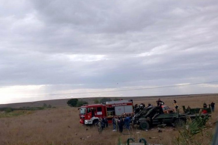 Edirne'de askeri ara&ccedil; tarlaya devrildi: 3 yaralı