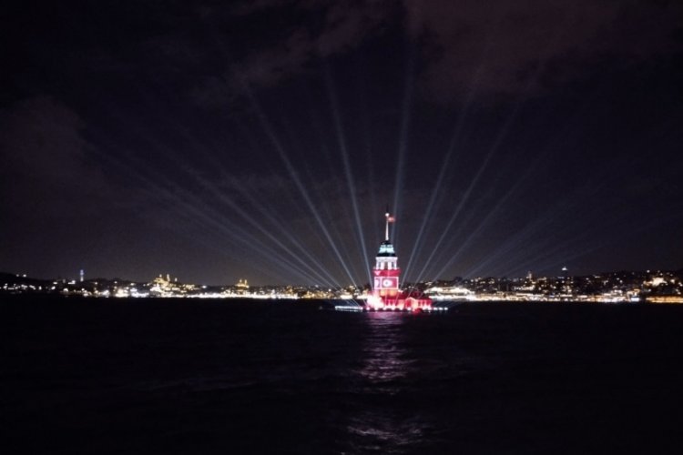 İstanbul'da Kız Kulesi, T&uuml;rk Bayrağı ile ışıklandırıldı