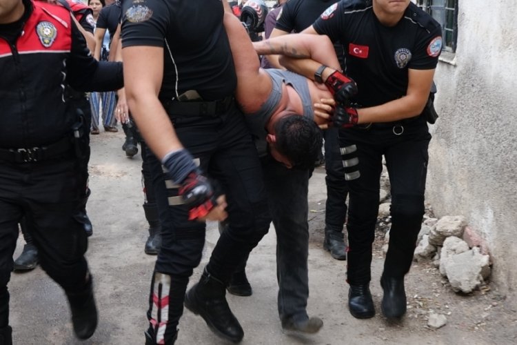 Antalya'da polis &ccedil;evirmesinde taksi şof&ouml;r&uuml;n&uuml;n boğazına bı&ccedil;ak dayadı