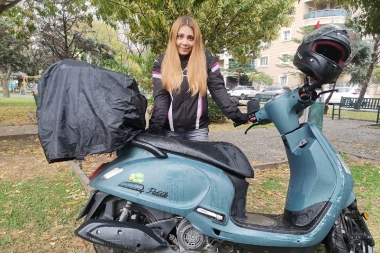 Başıboş sokak k&ouml;peği kadın motosiklet s&uuml;r&uuml;c&uuml;s&uuml;n&uuml; canından ediyordu