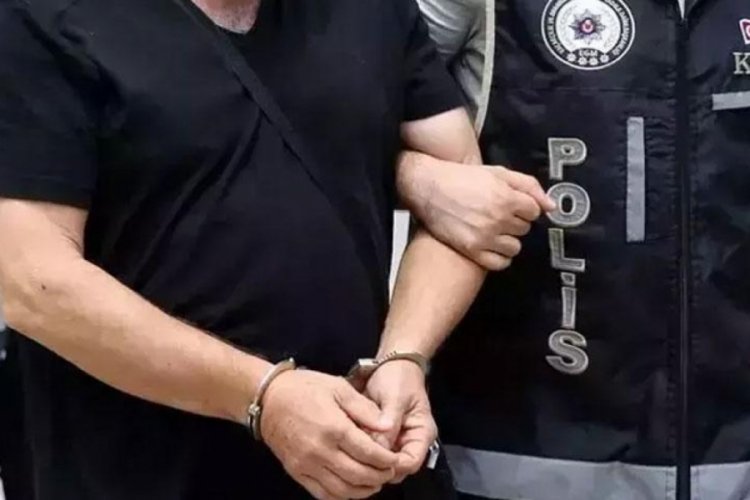 İstanbul'da metroya asılan T&uuml;rk bayraklarını yırtan ş&uuml;pheli tutuklandı