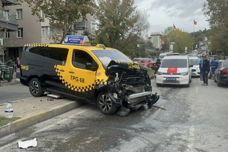 İstanbul'da kamyonet taksiye &ccedil;arptı