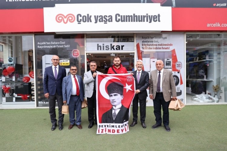 Bursa'da Başkan Erdem ve BESOB Başkanından esnafa Atat&uuml;rk posteri ve T&uuml;rk bayrağı