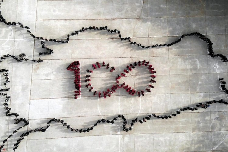 Bolu'da &ouml;ğretmen ve &ouml;ğrencilerden 100'&uuml;nc&uuml; yıl koreografisi