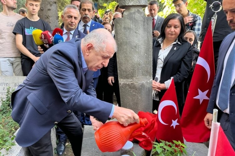 Zafer Partisi Genel Başkanı Özdağ Bursa'da şehitlik ziyaretinde