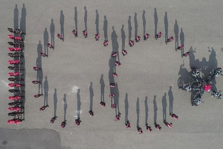 Diyarbakır'da yunus polislerinden Cumhuriyet'in 100'&uuml;nc&uuml; yılı koreografisi