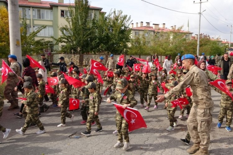 Bitlis'te kortej y&uuml;r&uuml;y&uuml;ş&uuml; yapan miniklerden asker ağabeylerine s&uuml;rpriz