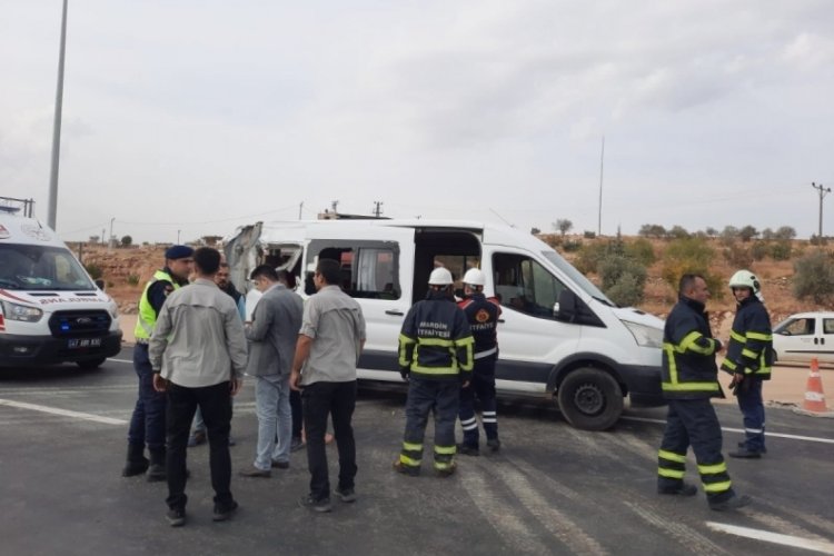Mardin'de minib&uuml;s ile kamyon &ccedil;arpıştı! 1'i ağır, 3 kişi yaralandı