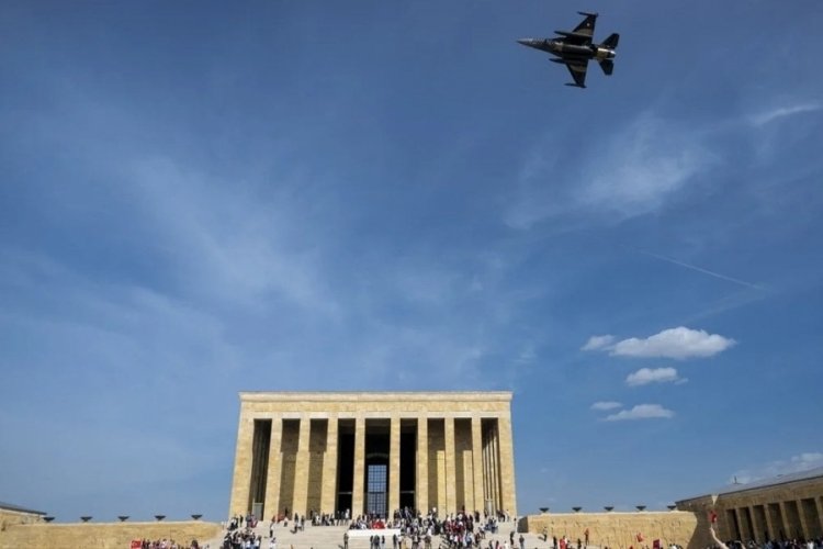 Nefesler tutuldu: SOLOT&Uuml;RK, Anıtkabir &uuml;zerinde prova u&ccedil;uşu yaptı