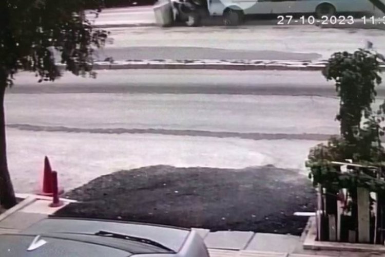 Elazığ'da midib&uuml;s&uuml;n neden olduğu kaza, g&uuml;venlik kamerasına yansıdı