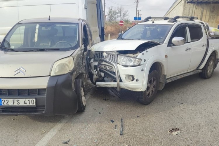 Edirne'de kamyonet ile hafif ticari ara&ccedil; &ccedil;arpıştı: 2 yaralı