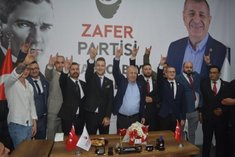 Zafer Partisi Genel Başkanı &Ouml;zdağ, partisinin Karacabey İl&ccedil;e Başkanlığı'nın a&ccedil;ılışını yaptı