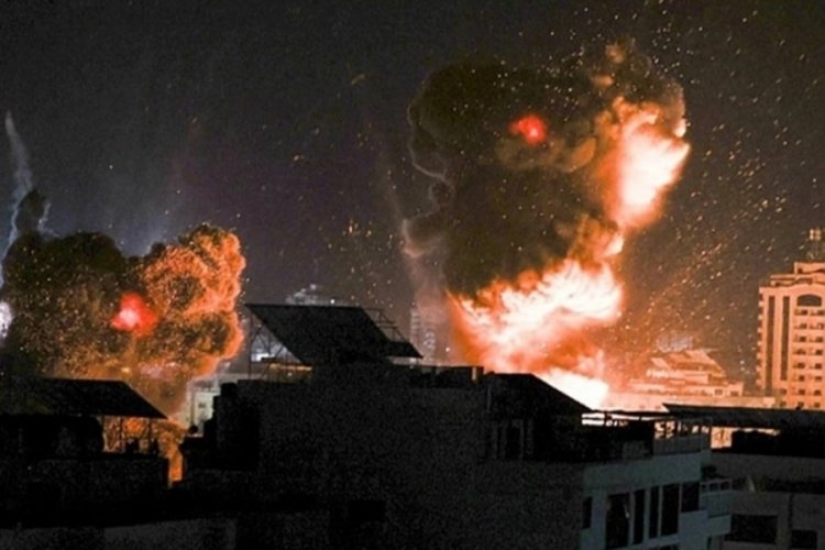 İsrail, Gazze Şeridi'ne yoğun hava saldırıları d&uuml;zenliyor