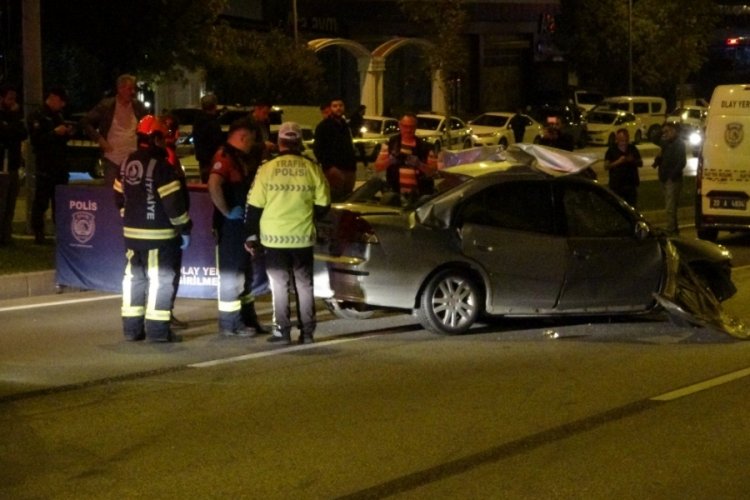 Denizli'de otomobil tırın dorsesine &ccedil;arptı, kurye &ouml;ld&uuml;