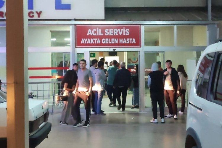 Adana'da lisede panik! &Ccedil;iğ k&ouml;fte yiyen 14 &ouml;ğrenci hastaneye kaldırıldı