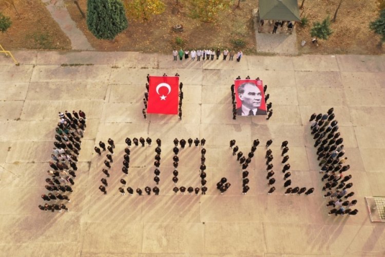 Bursa'da 230 öğrenciden 100. Yıl koreografisi
