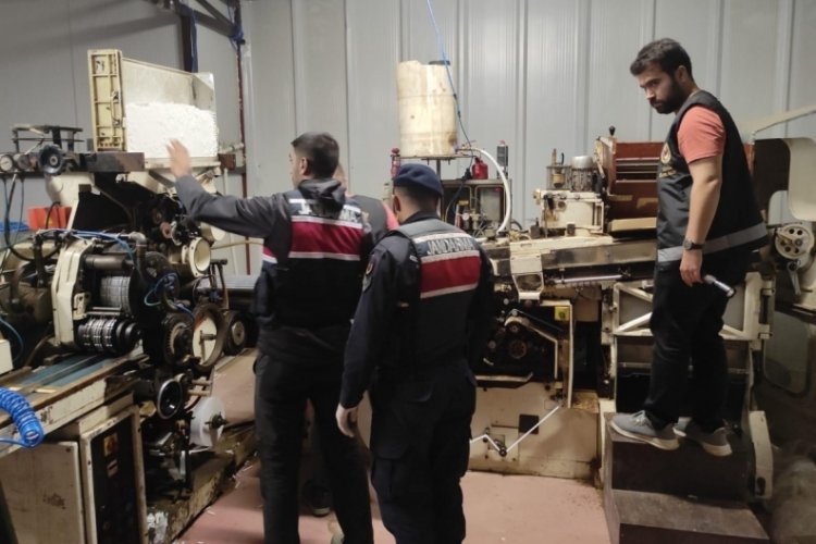 Bursa'da makinelerle ka&ccedil;ak sigara &uuml;retim hattı kurulan fabrikaya baskın