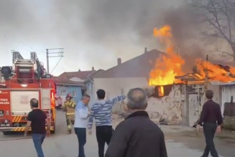Bursa'da bah&ccedil;ede yaktıkları ateş eve sı&ccedil;radı