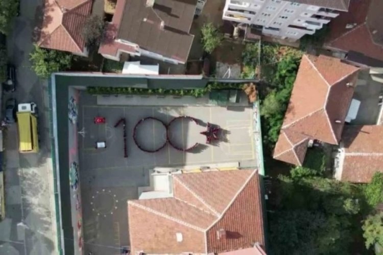 Bursa'da ortaokul &ouml;ğrencileri Cumhuriyet'in 100. yılına &ouml;zel koreografi yaptı