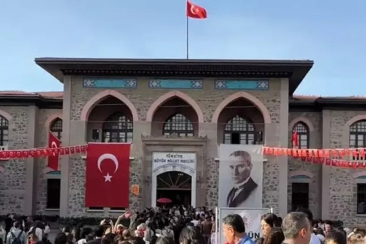 Bakan Ersoy, Cumhuriyet M&uuml;zesini ka&ccedil; kişinin ziyaret ettiğini a&ccedil;ıkladı