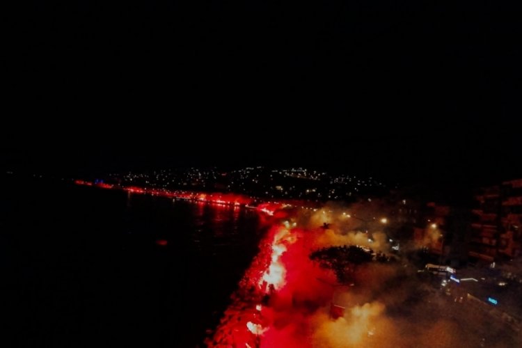 Bursa Gemlik'te binlerce meşale Cumhuriyet i&ccedil;in yakıldı