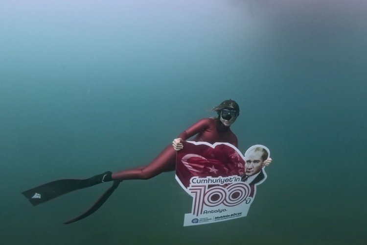 Milli sporcu Şahika'dan T&uuml;rkiye Cumhuriyeti'nin 100. yılına &ouml;zel dalış