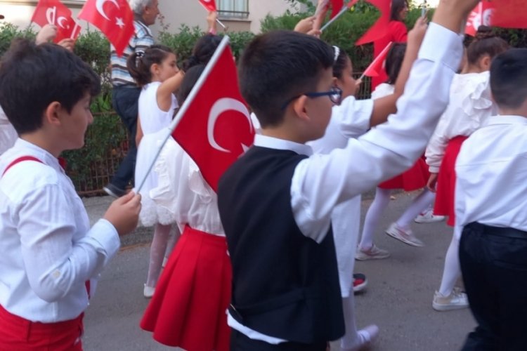 Bursalı miniklerin cumhuriyet coşkusu