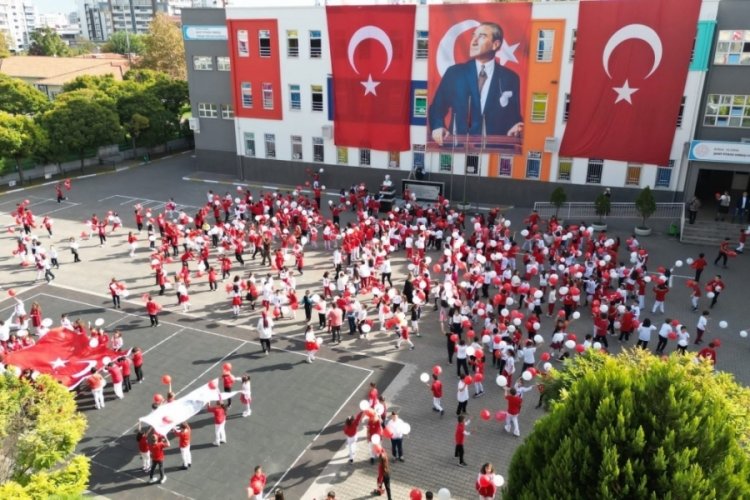 Bursa'da &ouml;ğrenciler 100. yılı coşkuyla kutladı
