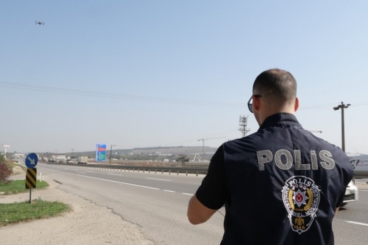 Bursa'da dron destekli trafik uygulaması! 26 s&uuml;r&uuml;c&uuml;ye para cezası