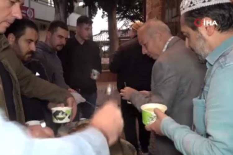 Bursa'da, Cumhuriyetin 100'&uuml;nc&uuml; yılında şehitler i&ccedil;in &ccedil;orba dağıtıldı