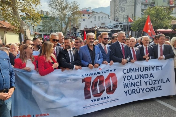 CHP Bursa, Cumhuriyet'in 100. yılında Atatürk anıtına yürüdü