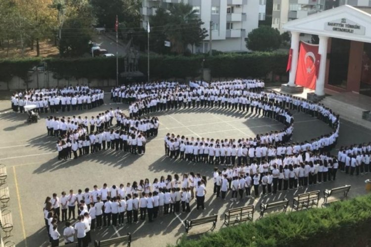Bursa'da Saadettin T&uuml;rk&uuml;n Ortaokulunda Cumhuriyet ş&ouml;leni