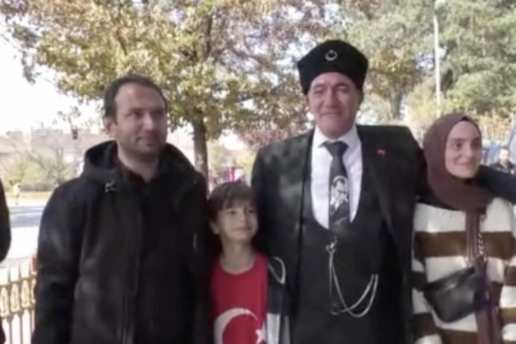 Erzurum'da Atat&uuml;rk'e benzeyen vatandaşı g&ouml;renler, fotoğraf sırasına girdi