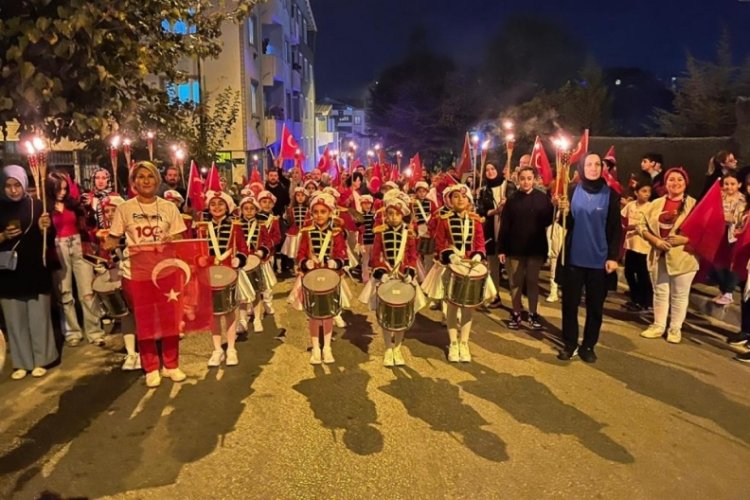 Bursa Mustafa Necati İlkokulu, fener alayı coşkusuyla Cumhuriyet'in 100. Yılını kutladı