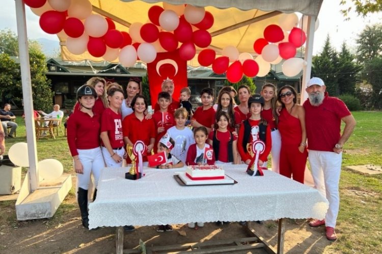 Bursa Atlıspor Kul&uuml;b&uuml; sporcularından Cumhuriyet Bayramı kutlaması